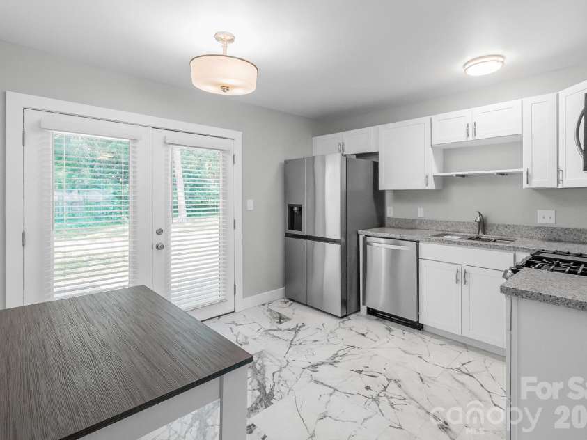 3105 Erskine Drive, Charlotte, NC 28205.  MLS# CAR4432859, YatesRealty ID 55551. 