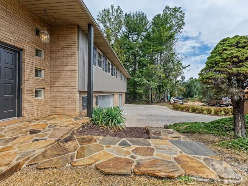 1824 Chrosaro Place, Lenoir, NC 28645.  MLS# CAR4432615, YatesRealty ID 55552. 