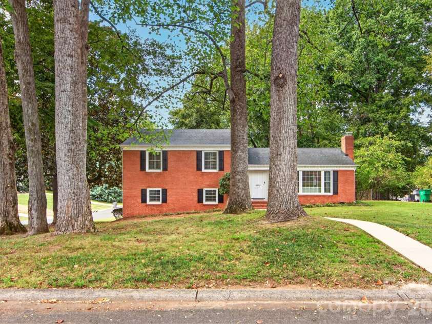 3022 Finley Place, Charlotte, NC 28210.  MLS# CAR4432416, YatesRealty ID 55554. 