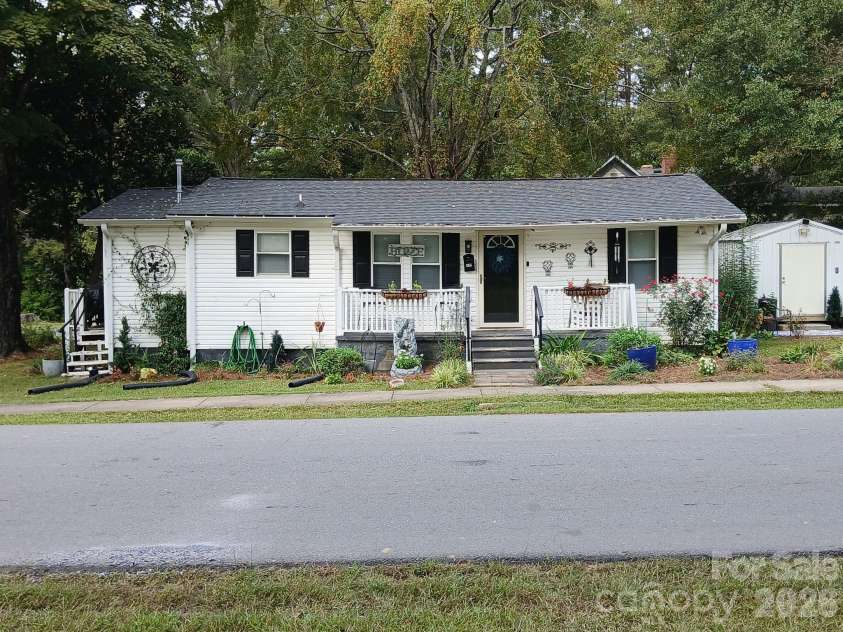 115 Davis Street, Dallas, NC 28034.  MLS# CAR4432832, YatesRealty ID 55555. 