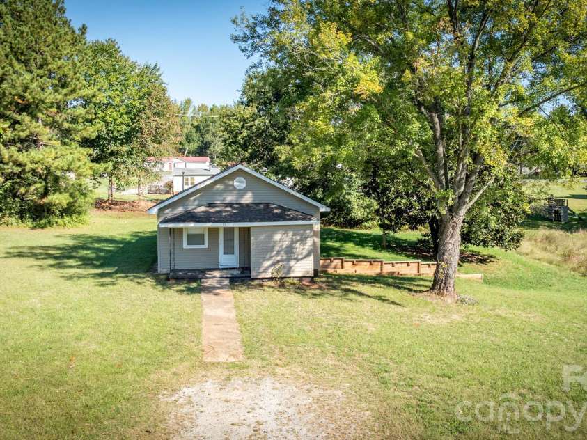 135 Vinson Road, Statesville, NC 28677.  MLS# CAR4432712, YatesRealty ID 55556. 