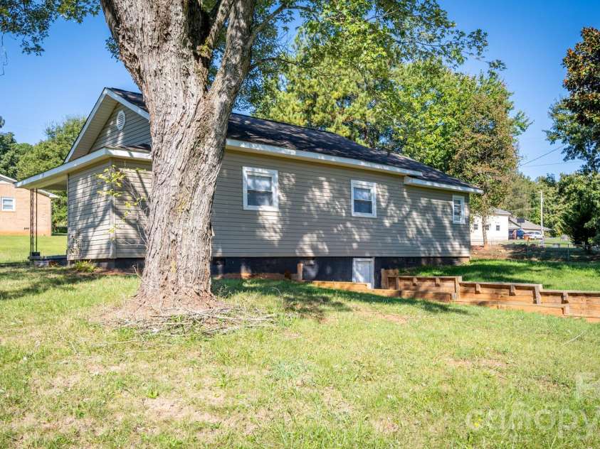 135 Vinson Road, Statesville, NC 28677.  MLS# CAR4432712, YatesRealty ID 55556. 