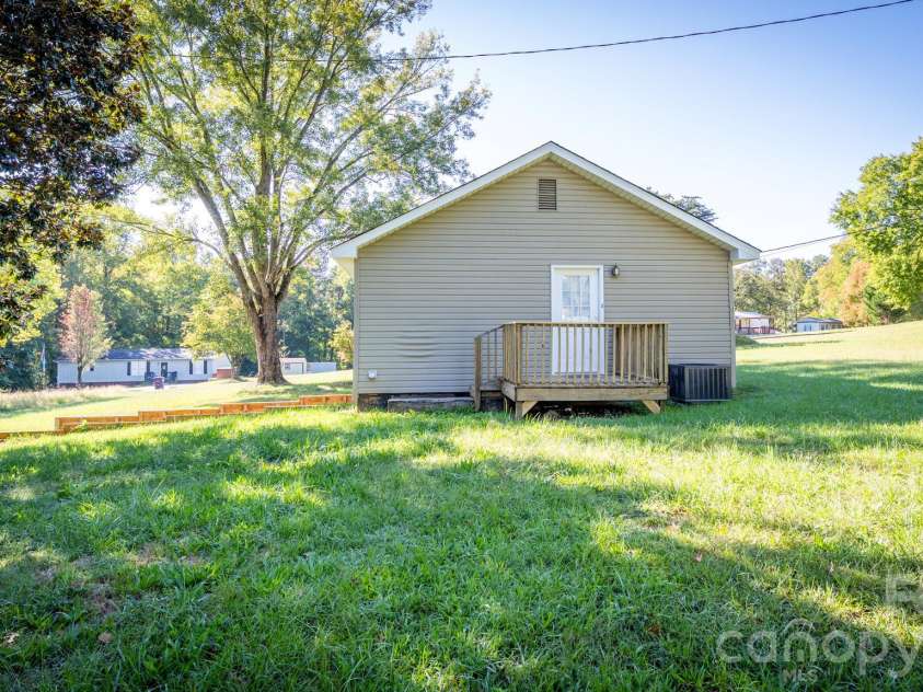 135 Vinson Road, Statesville, NC 28677.  MLS# CAR4432712, YatesRealty ID 55556. 