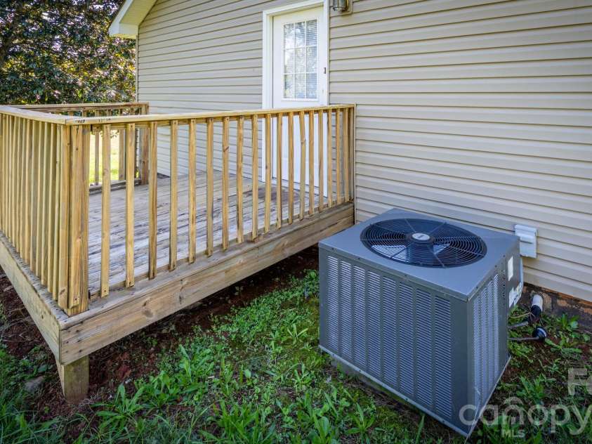 135 Vinson Road, Statesville, NC 28677.  MLS# CAR4432712, YatesRealty ID 55556. 