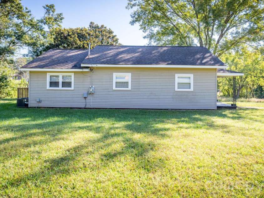135 Vinson Road, Statesville, NC 28677.  MLS# CAR4432712, YatesRealty ID 55556. 