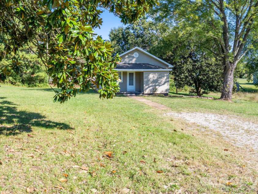 135 Vinson Road, Statesville, NC 28677.  MLS# CAR4432712, YatesRealty ID 55556. 