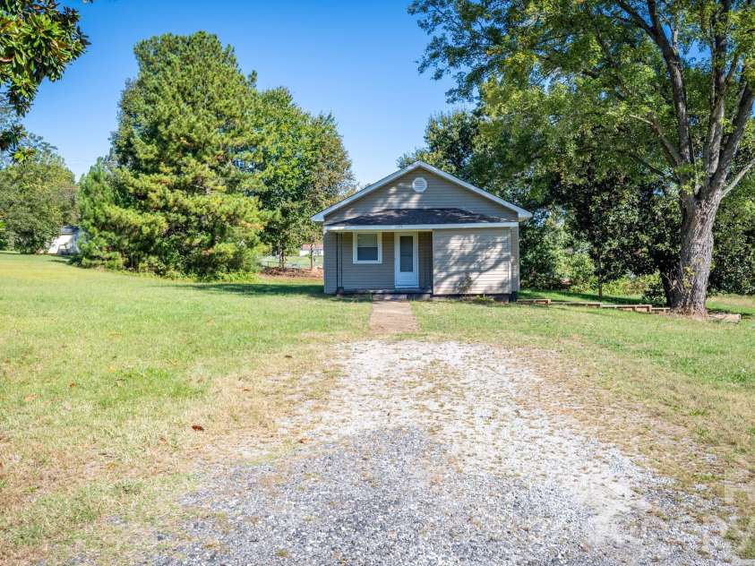 135 Vinson Road, Statesville, NC 28677.  MLS# CAR4432712, YatesRealty ID 55556. 