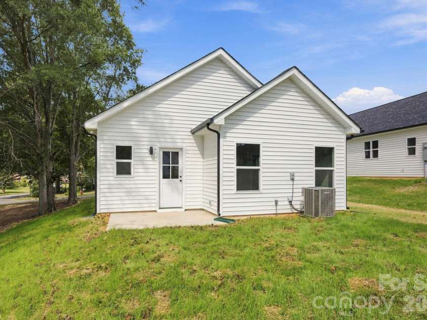 1031 Houston Street, Gastonia, NC 28052.  MLS# CAR4432924, YatesRealty ID 55561. 