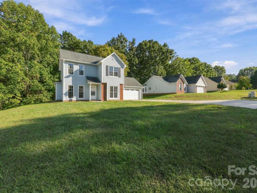 2374 Eagle Glen Court, Gastonia, NC 28056.  MLS# CAR4432758, YatesRealty ID 55564. Large front yard