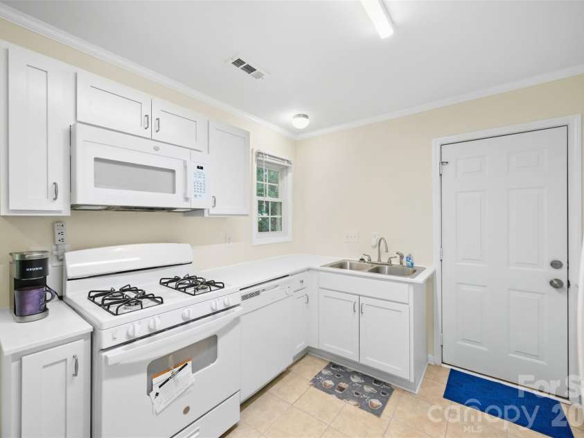 2374 Eagle Glen Court, Gastonia, NC 28056.  MLS# CAR4432758, YatesRealty ID 55564. New Gas range, microwave and countertops