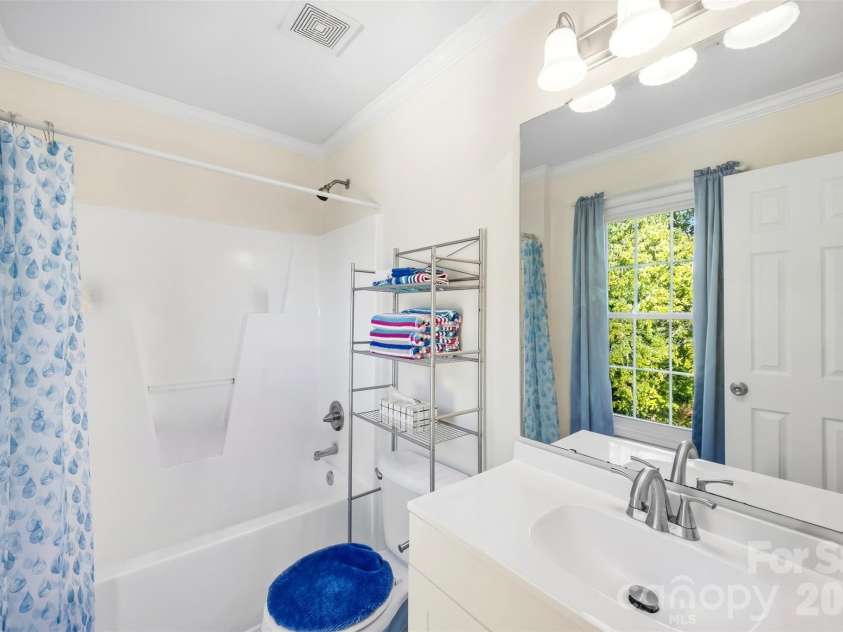 2374 Eagle Glen Court, Gastonia, NC 28056.  MLS# CAR4432758, YatesRealty ID 55564. Primary Bathroom