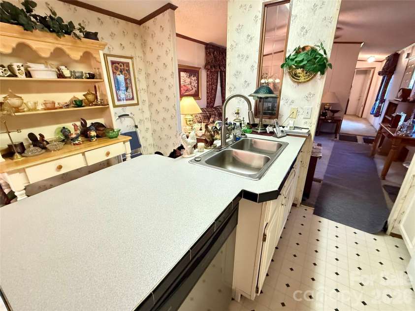 880 G W Whitmire Road, Rosman, NC 28772.  MLS# CAR4427376, YatesRealty ID 55565. Beautiful Kitchen