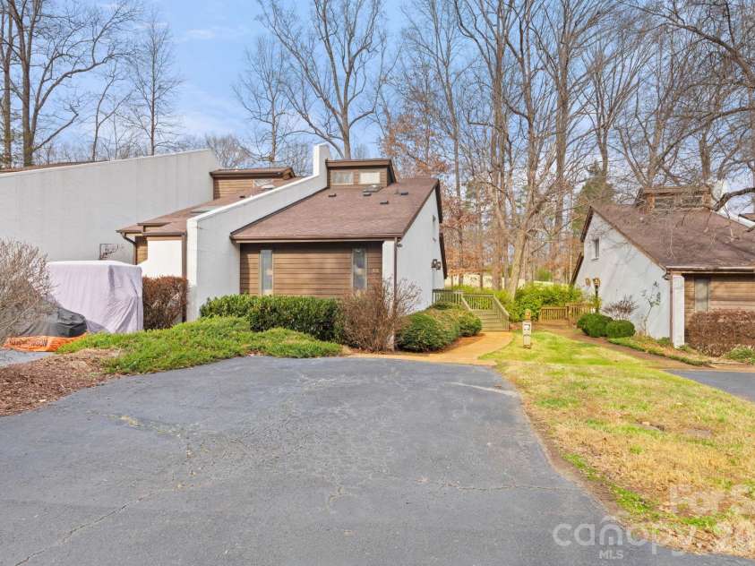 33 Lantern Lane, Lexington, NC 27292.  MLS# CAR4336982, YatesRealty ID 5557. 