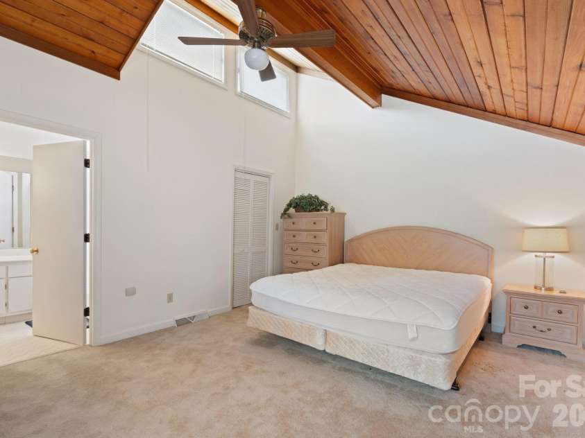 33 Lantern Lane, Lexington, NC 27292.  MLS# CAR4336982, YatesRealty ID 5557. 