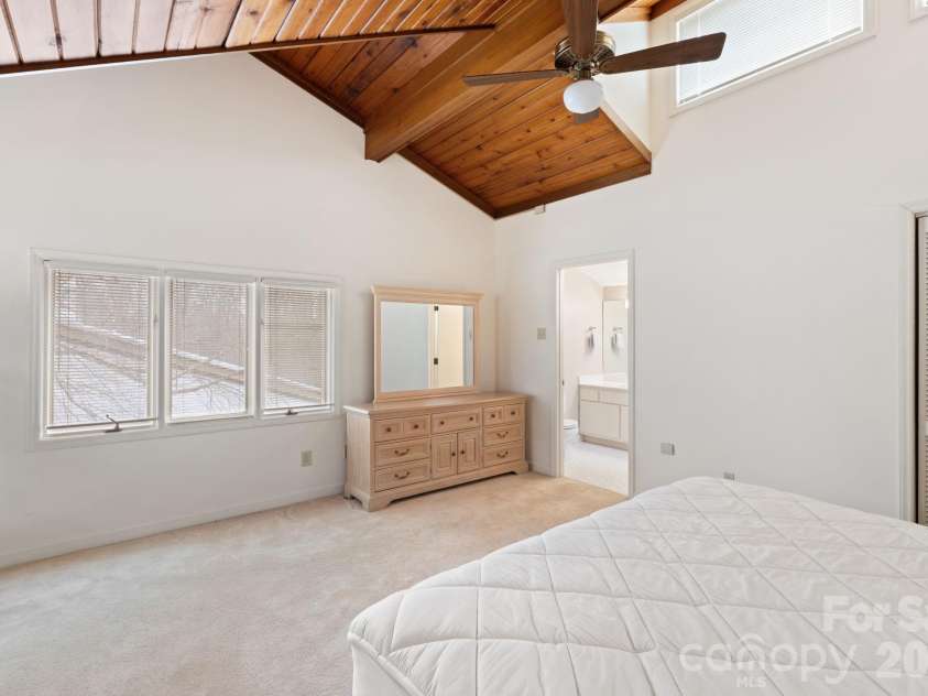 33 Lantern Lane, Lexington, NC 27292.  MLS# CAR4336982, YatesRealty ID 5557. 