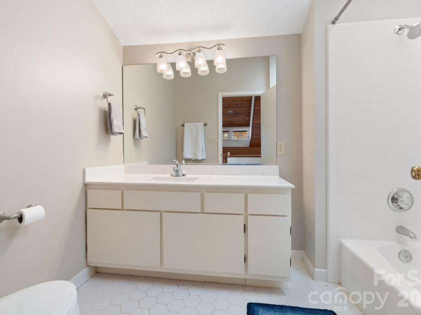 33 Lantern Lane, Lexington, NC 27292.  MLS# CAR4336982, YatesRealty ID 5557. 