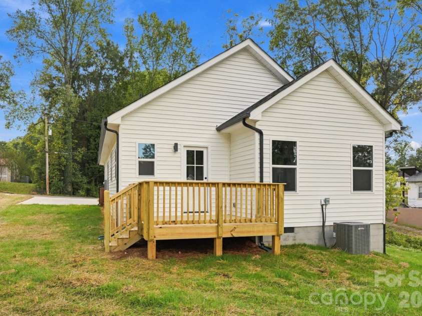 1032 Sycamore Avenue, Gastonia, NC 28052.  MLS# CAR4432941, YatesRealty ID 55570. 