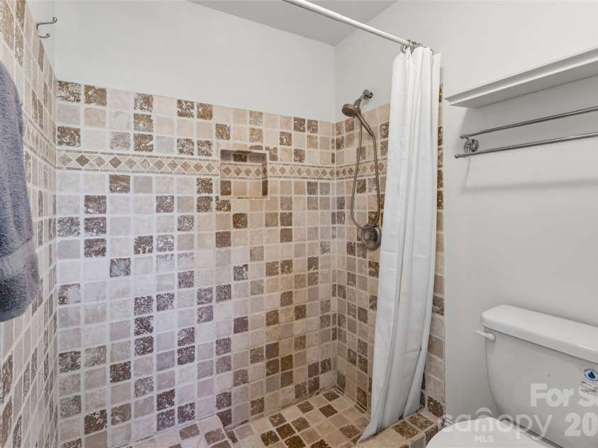 422 8th Street, Charlotte, NC 28202.  MLS# CAR4432729, YatesRealty ID 55576. 