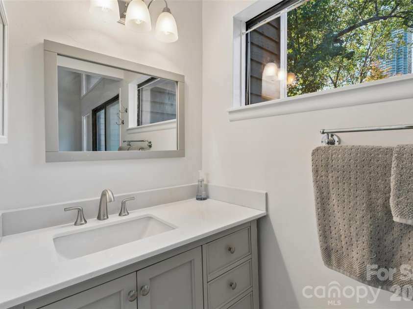 422 8th Street, Charlotte, NC 28202.  MLS# CAR4432729, YatesRealty ID 55576. 
