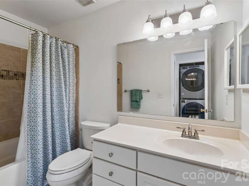 422 8th Street, Charlotte, NC 28202.  MLS# CAR4432729, YatesRealty ID 55576. 