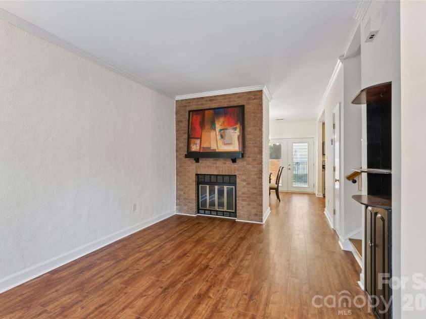 422 8th Street, Charlotte, NC 28202.  MLS# CAR4432729, YatesRealty ID 55576. 
