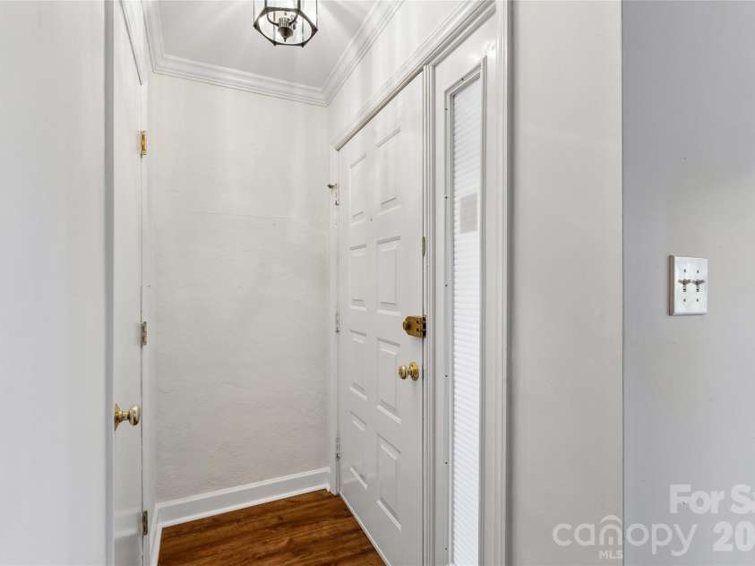 422 8th Street, Charlotte, NC 28202.  MLS# CAR4432729, YatesRealty ID 55576. 