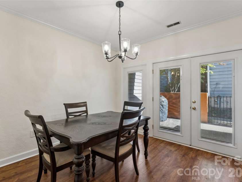 422 8th Street, Charlotte, NC 28202.  MLS# CAR4432729, YatesRealty ID 55576. 