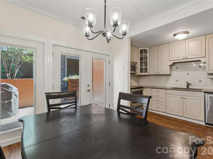 422 8th Street, Charlotte, NC 28202.  MLS# CAR4432729, YatesRealty ID 55576. 