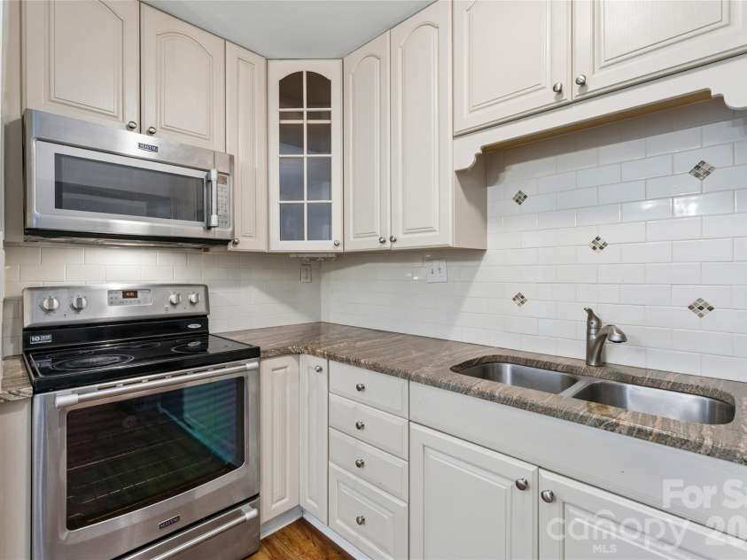422 8th Street, Charlotte, NC 28202.  MLS# CAR4432729, YatesRealty ID 55576. 