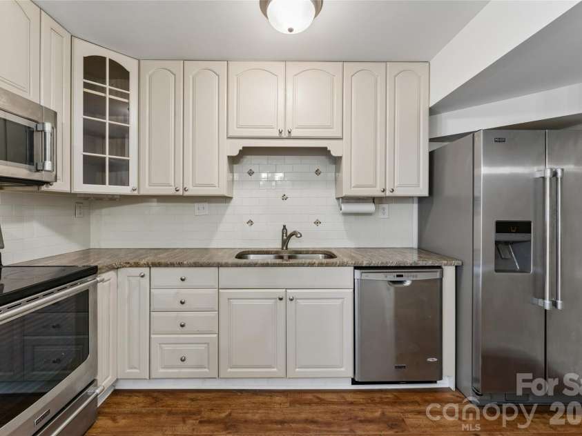 422 8th Street, Charlotte, NC 28202.  MLS# CAR4432729, YatesRealty ID 55576. 