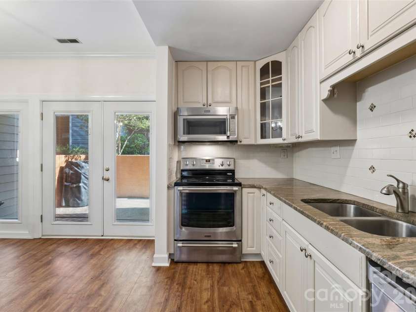 422 8th Street, Charlotte, NC 28202.  MLS# CAR4432729, YatesRealty ID 55576. 