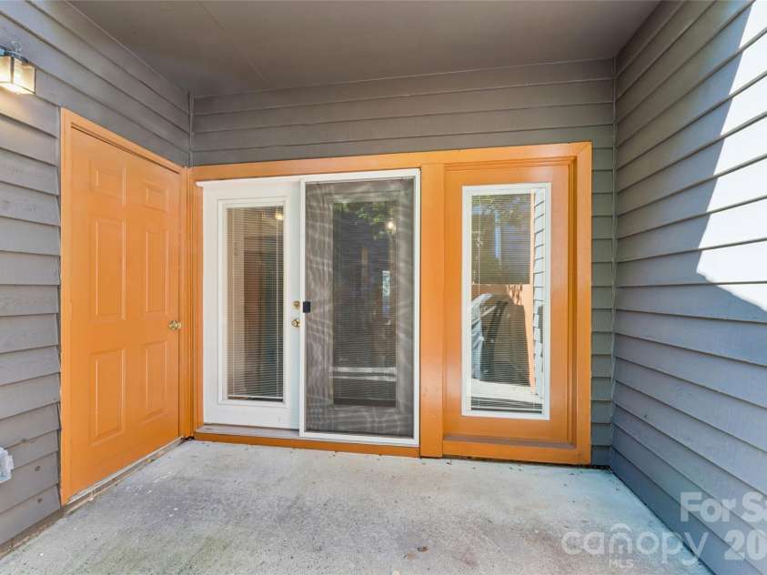 422 8th Street, Charlotte, NC 28202.  MLS# CAR4432729, YatesRealty ID 55576. 