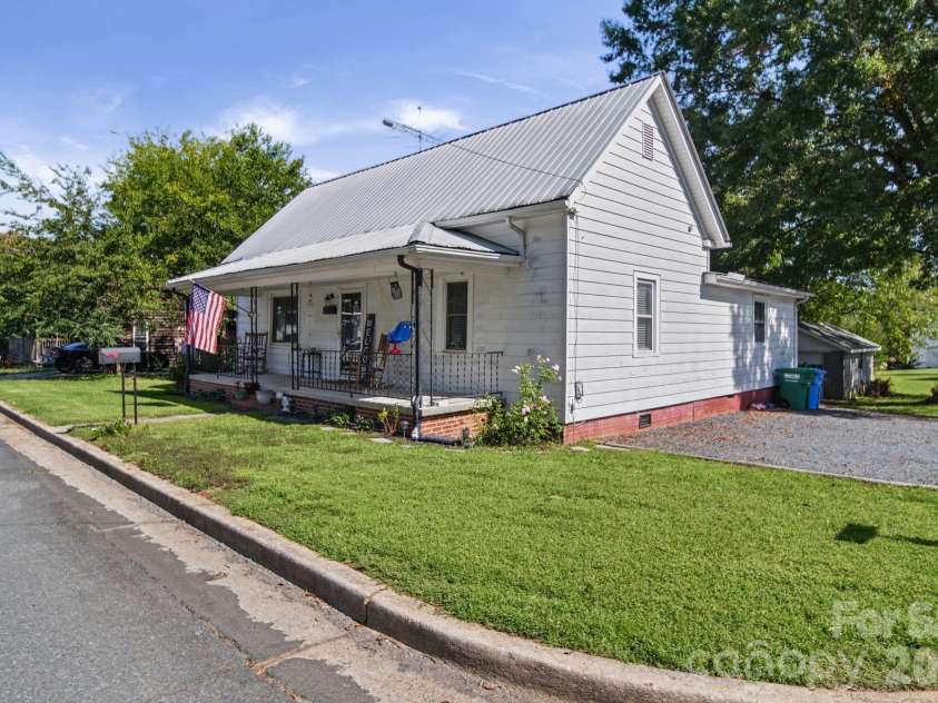 626 Austin Street, Albemarle, NC 28001.  MLS# CAR4430962, YatesRealty ID 55577. 