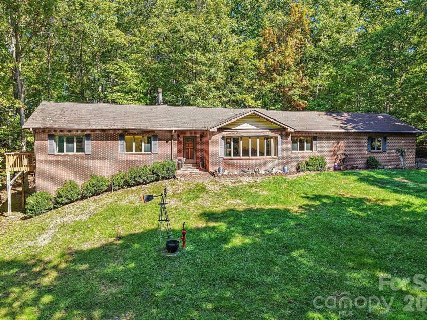 198 Woods End Drive, Hendersonville, NC 28739.  MLS# CAR4432670, YatesRealty ID 55582. 