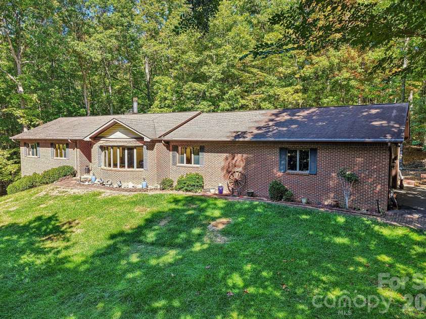 198 Woods End Drive, Hendersonville, NC 28739.  MLS# CAR4432670, YatesRealty ID 55582. 