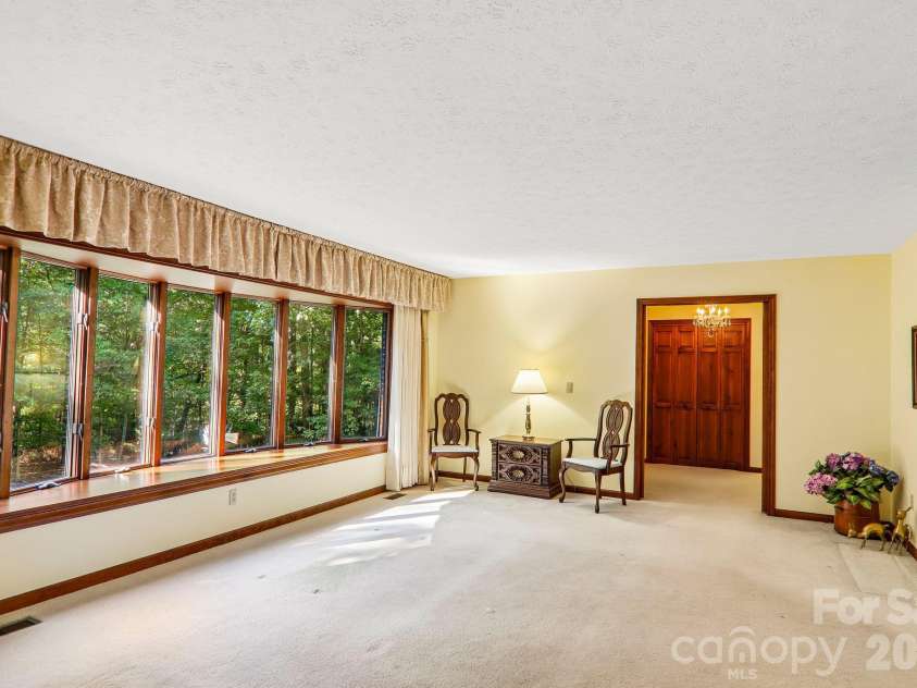 198 Woods End Drive, Hendersonville, NC 28739.  MLS# CAR4432670, YatesRealty ID 55582. 