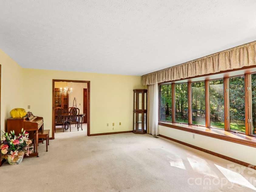 198 Woods End Drive, Hendersonville, NC 28739.  MLS# CAR4432670, YatesRealty ID 55582. 