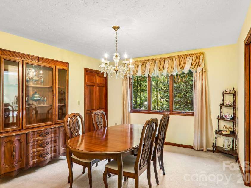 198 Woods End Drive, Hendersonville, NC 28739.  MLS# CAR4432670, YatesRealty ID 55582. 