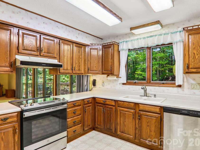 198 Woods End Drive, Hendersonville, NC 28739.  MLS# CAR4432670, YatesRealty ID 55582. 