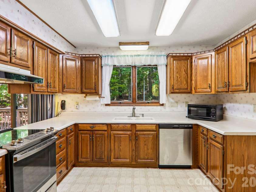 198 Woods End Drive, Hendersonville, NC 28739.  MLS# CAR4432670, YatesRealty ID 55582. 