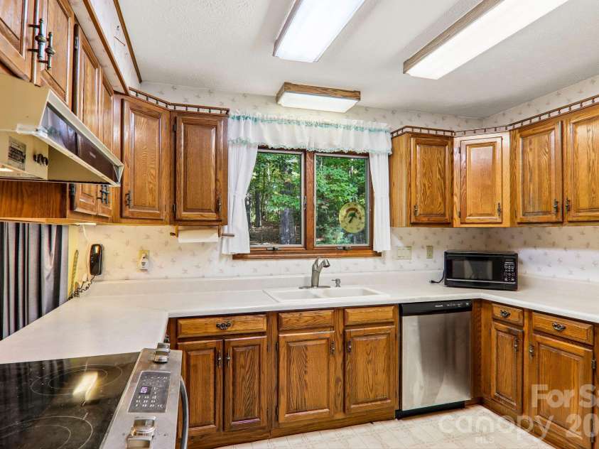198 Woods End Drive, Hendersonville, NC 28739.  MLS# CAR4432670, YatesRealty ID 55582. 