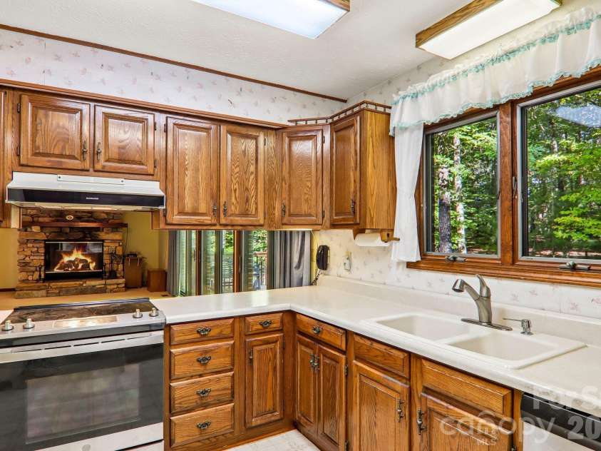 198 Woods End Drive, Hendersonville, NC 28739.  MLS# CAR4432670, YatesRealty ID 55582. 