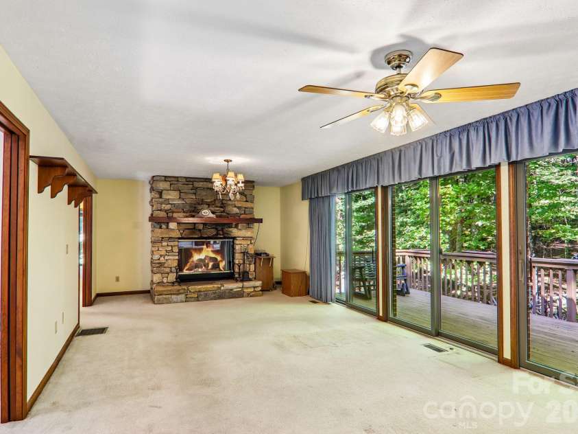 198 Woods End Drive, Hendersonville, NC 28739.  MLS# CAR4432670, YatesRealty ID 55582. 