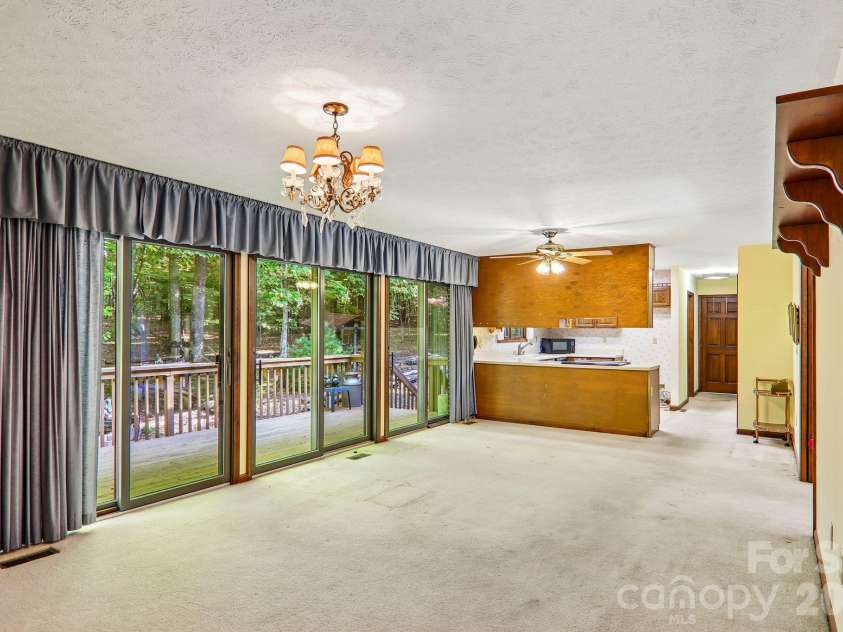 198 Woods End Drive, Hendersonville, NC 28739.  MLS# CAR4432670, YatesRealty ID 55582. 