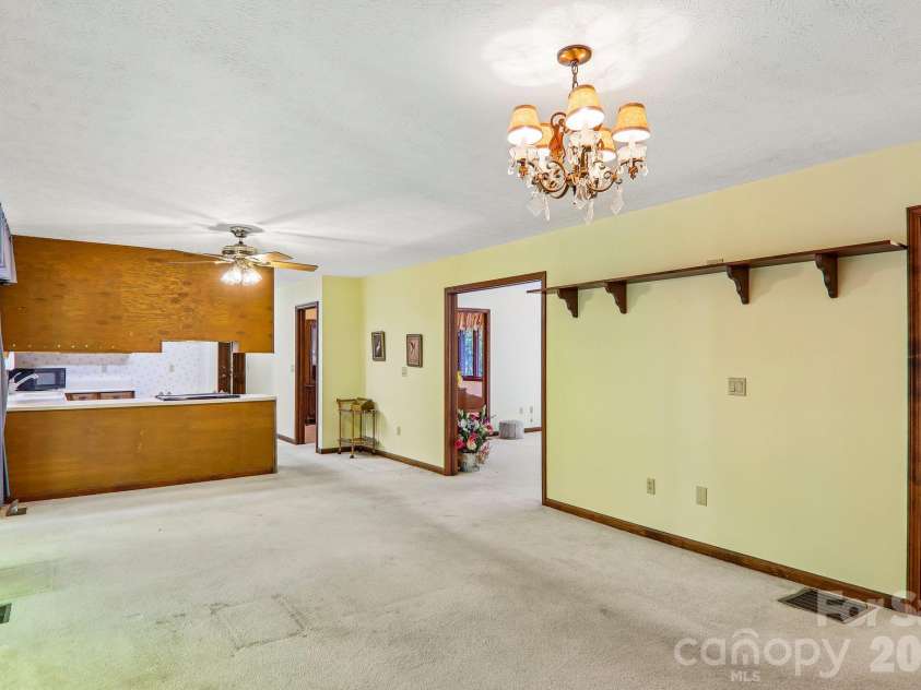 198 Woods End Drive, Hendersonville, NC 28739.  MLS# CAR4432670, YatesRealty ID 55582. 
