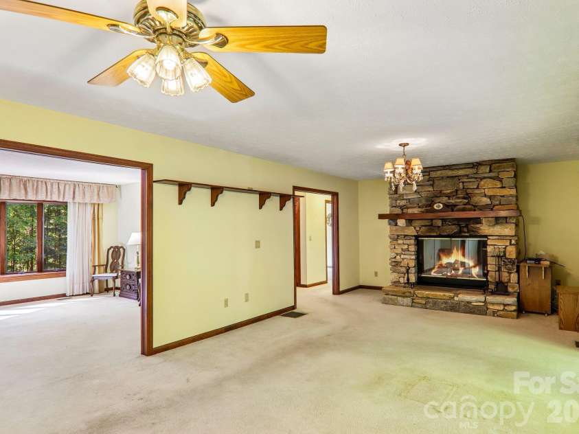 198 Woods End Drive, Hendersonville, NC 28739.  MLS# CAR4432670, YatesRealty ID 55582. 