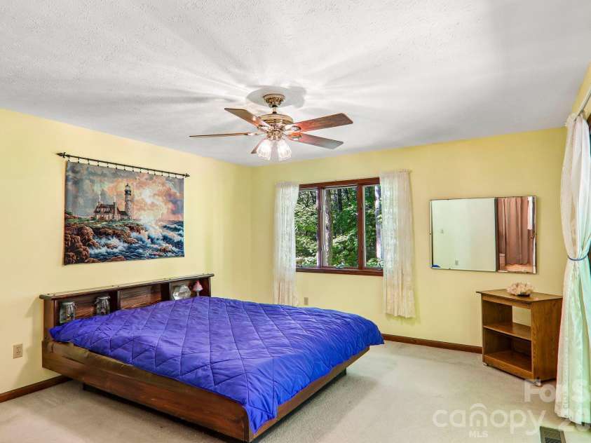 198 Woods End Drive, Hendersonville, NC 28739.  MLS# CAR4432670, YatesRealty ID 55582. 