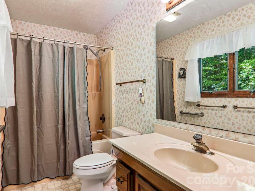 198 Woods End Drive, Hendersonville, NC 28739.  MLS# CAR4432670, YatesRealty ID 55582. 