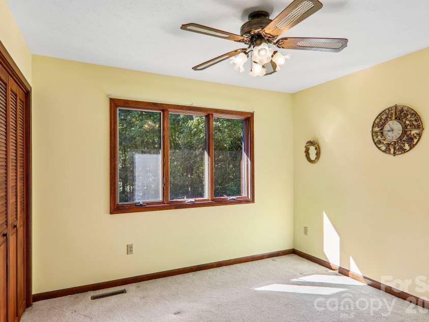 198 Woods End Drive, Hendersonville, NC 28739.  MLS# CAR4432670, YatesRealty ID 55582. 