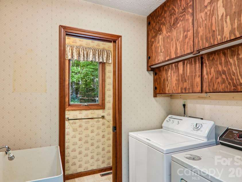 198 Woods End Drive, Hendersonville, NC 28739.  MLS# CAR4432670, YatesRealty ID 55582. 